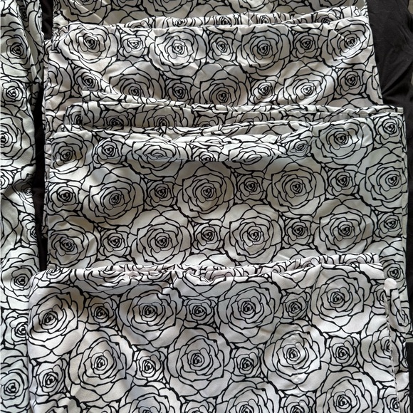 Floral Black and White Queen Sized Bedding Set - Picture 4 of 5